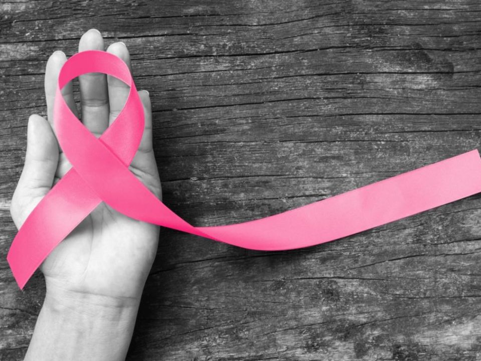 Imagen de lazo rosa, símbolo lucha contra el cáncer de mama.