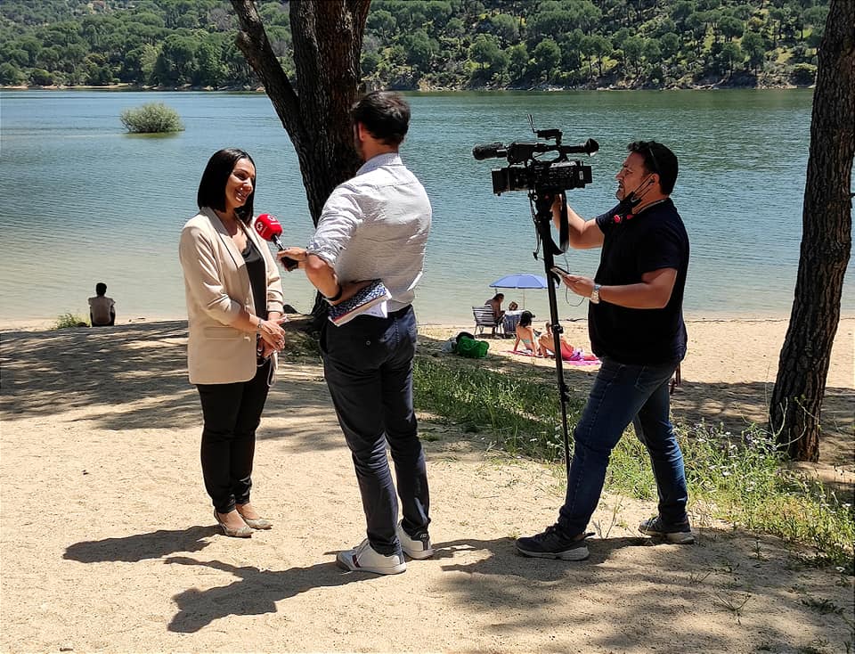 La alcaldesa, es entrevistada por periodistas de Telemadrid en la playa.