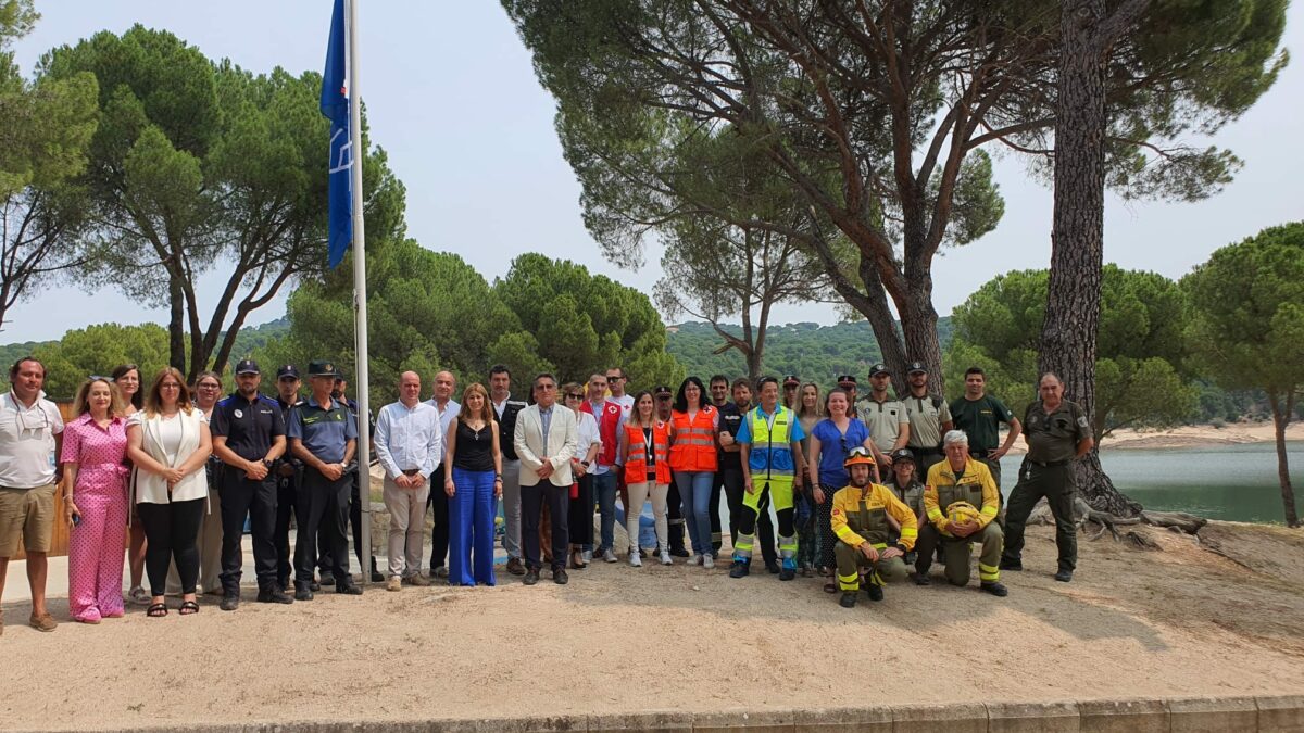 El equipo de Gobierno municipal, junto con miembros del dispositivo de seguridad, en el acto de izado de la Bandera Azul.