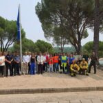 El equipo de Gobierno municipal, junto con miembros del dispositivo de seguridad, en el acto de izado de la Bandera Azul.