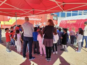 Foto de alumnos del colegio San Martín de Tours, asistiendo al ejercicio