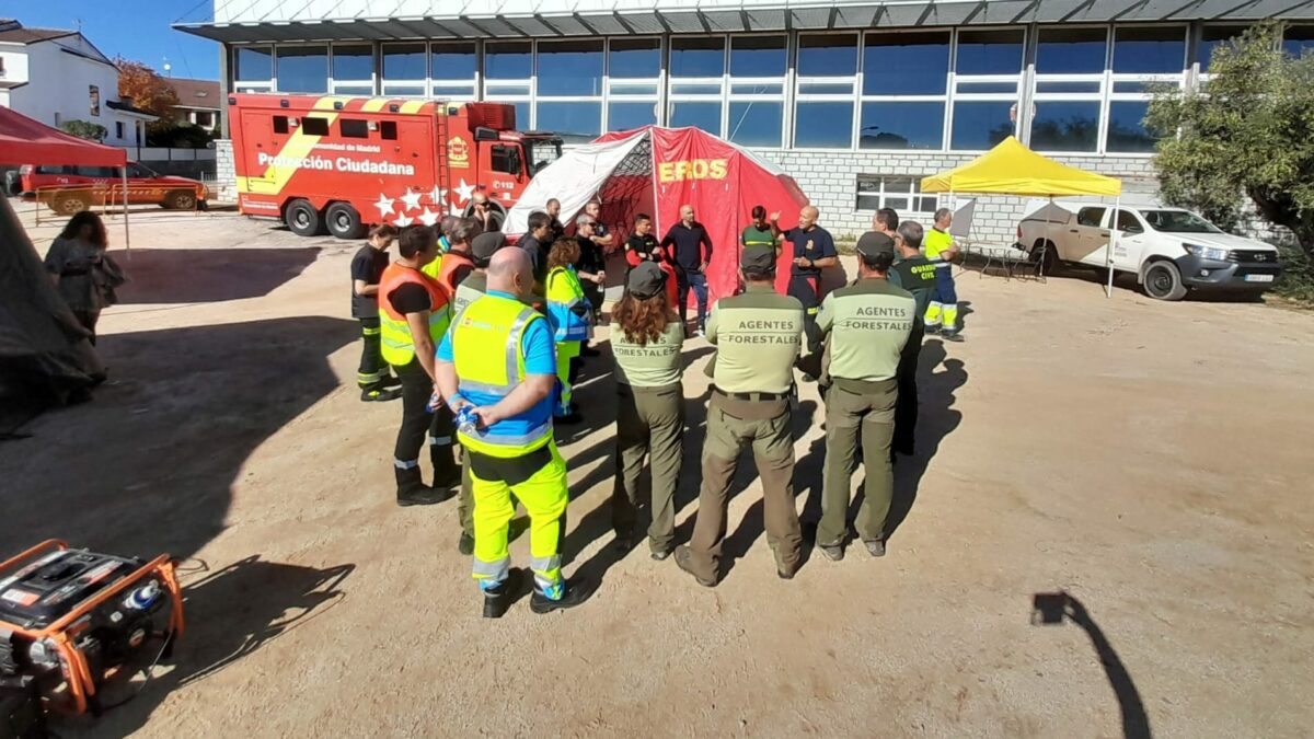 Foto de los cuerpos de emergencia en el puesto de mando