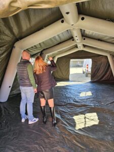 La alcaldesa y el concejal de Seguridad, visitan una de los puestos logísticos.