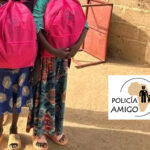 Foto con imagen de mochilas, sostenidas por dos niñas.