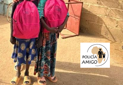 Foto con imagen de mochilas, sostenidas por dos niñas.