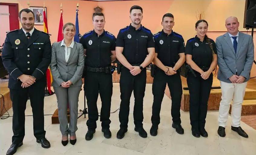 Imagen de la alcaldesa, el concejal de Seguridad y el cabo, junto a los nuevos miembros de la Policía Local.