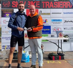 El concejal de Medio Ambiente entrega un premio en la MTB Bike Trasierra