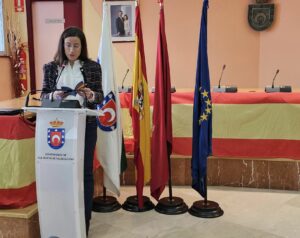 Imagen de la concejala Tamara Berrueco durante el acto homenaje a la Constitución Española.