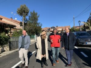 El viceconsejero de Presidencia, visita la calles asfaltadas acompañado de la alcaldesa y los ediles de Obras y Seguridad