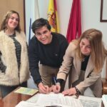 La alcaldesa y el presidente de la asociación, en la firma del convenio de colaboración.