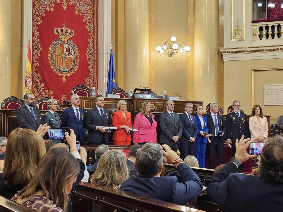 Imagen del presidente del Senado junto a los premiados en el acto de la AVT